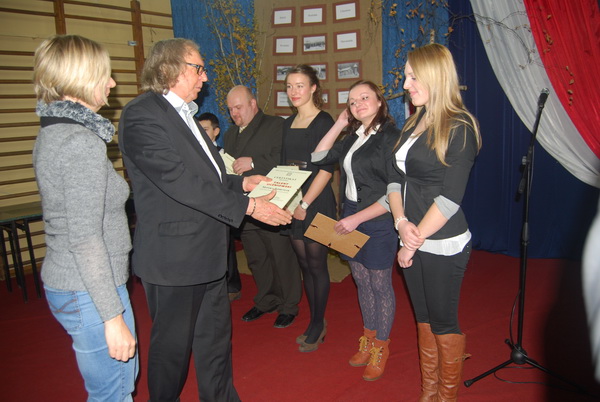 Uczniowie-laureaci pierwszych miejsc otrzymują specjalne wyróżnienie z rąk dyr. Janusza Moosa certyfikat Talent uczniowski: Wiktoria Malak i Damian Gałek (SP w Radziszewie), za trzy nieobecne uczennice nauczyciel Piotr Rusek ze Świebodzic, Anna Tuszyńska (ZSP w Łodzi), dyr. Janusz Moos, Monika Jędrusiak i Marta Figiel (ZSP w Kaliszu).